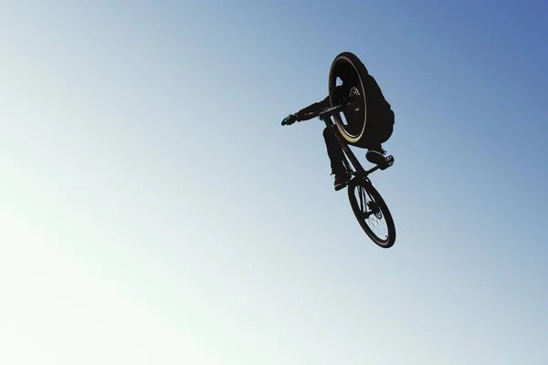 Ein Radfahrer Mitten Sprung Der Silhouette Gegen Den Offenen Himmel — Stockfoto