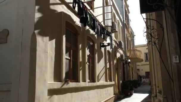 バクーの旧市街 一里海の曲がりくねった通りにある歴史的建造物の窓からぶら下がった洗濯というシンプルでポジティブなイメージを捉えた映像 — ストック動画