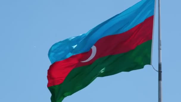 アゼルバイジャンの国民精神を捉えたこの4Kビデオでは 穏やかな空の背景になびく国の旗を紹介しています — ストック動画