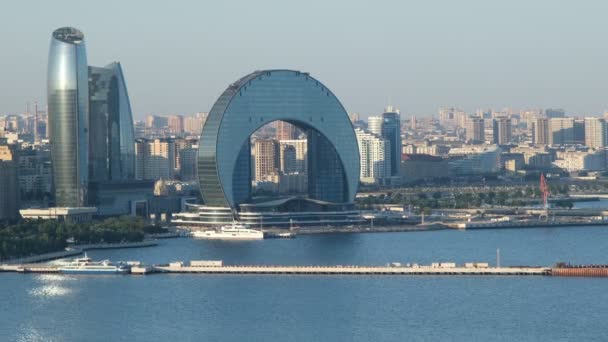 Bakú Azerbaiyán Junio 2023 Vídeo Televisivo Crescent Hotel Rascacielos Adyacentes — Vídeos de Stock
