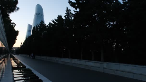 アゼルバイジャンのバクー 2023年6月26日 永遠の炎の記念碑の領域から青の時間の間に撮影された広角ビデオ — ストック動画