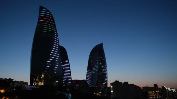 Baku Azerbeidzjan Juni 2023 Schemering Verlichten Iconische Vlamtorens Met Een — Stockvideo