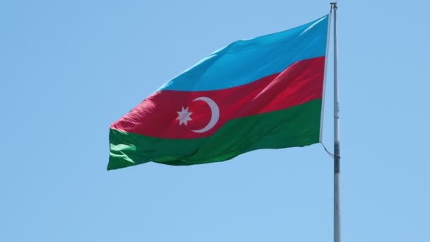 Oszałamiające Zbliżenie Wideo Flagą Azerbejdżanu Płynące Powoli Chrupiące Błękitne Niebo — Wideo stockowe
