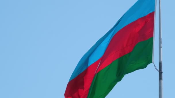 アゼルバイジャンの旗の素晴らしいクローズアップビデオキャプチャ 鮮明な青い空に対してゆっくりと渦巻く ビデオは美しくフラグの詳細と鮮やかな色を明らかにします — ストック動画