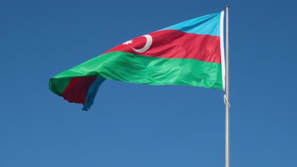 Ohromující Záběr Blízka Ázerbájdžánskou Vlajku Pomalu Vzdouvající Proti Jasně Modré — Stock video