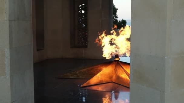 Experimente Fascinante Exhibición Cámara Lenta Del Memorial Llama Eterna Bakú — Vídeo de stock