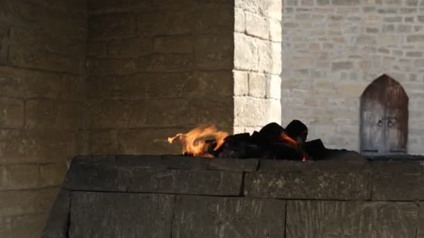 Видео Высокого Разрешения Запечатлевает Завораживающий Танец Вечного Огня Атешгях Баку — стоковое видео