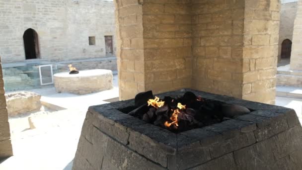 2023年6月27日拍摄的视频 拍摄了阿塞拜疆巴库历史上的Ateshgah永恒火焰的特写和慢镜头 — 图库视频影像