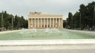 Bakü, Azerbaycan - 28 Haziran 2023: Sokağın karşısındaki Azerbaycan Bağımsızlık Müzesi 'nin sabah videosu. 