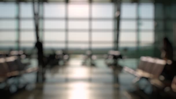 伊兹密尔机场登机门前等候和行走的乘客简况 — 图库视频影像