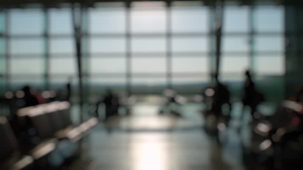 Defokussierte Silhouetten Von Wartenden Und Gehenden Passagieren Vor Den Boarding — Stockvideo
