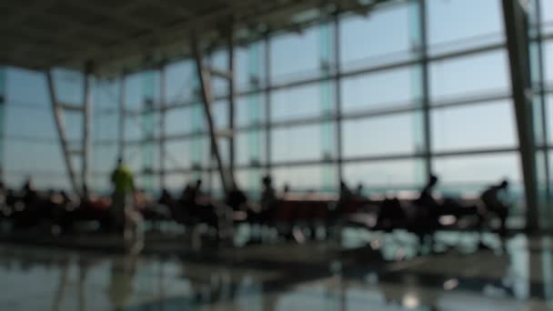 Silhuetas Passageiros Esperando Andando Frente Portas Embarque Aeroporto Izmir — Vídeo de Stock