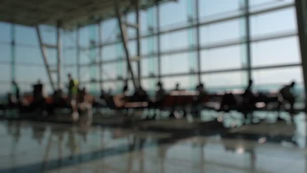 Sylwetki Pasażerów Czekających Spacerujących Przed Bramkami Wjazdowymi Lotnisku Izmir — Wideo stockowe