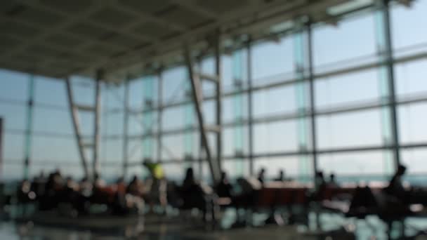 Sylwetki Pasażerów Czekających Spacerujących Przed Bramkami Wjazdowymi Lotnisku Izmir — Wideo stockowe