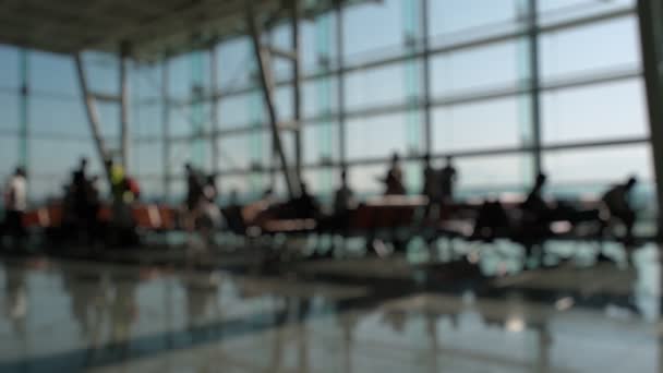 Silhuetas Passageiros Esperando Andando Frente Portas Embarque Aeroporto Izmir — Vídeo de Stock