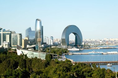 Bakü, Azerbaycan - 25 Haziran 2023: Crescent Hotel ve Highland Park çevresindeki gökdelenlerin gündüz çekimleri
