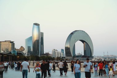 Bakü, Azerbaycan - 25 Haziran 2023: Bakü Bulvarı 'ndaki Crescent Otel' in akşam manzarası