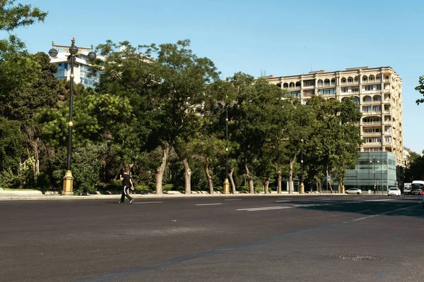Baku Aserbaidschan Juni 2023 Ein Einsamer Fußgänger Spaziert Durch Die — Stockfoto
