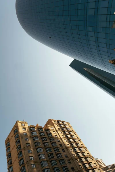 Baku Azerbaijan June 2023 Cylindrical Skyscraper Mirrored Surface Reflects Historic — Stock Photo, Image