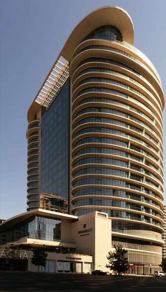 Baku Azerbaijan June 2023 Vertical Shot Marriott Hotel Building Basking — Stock Photo, Image
