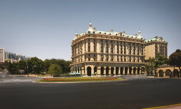Bakü Azerbaycan Haziran 2023 Görkemli Four Seasons Hotel Çevresindeki Meydanı — Stok fotoğraf