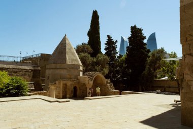 Bakü, Azerbaycan - 26 Haziran 2023: Bakü 'de önemli bir tarihi eser olan Seyid Yahya Bakuvi Anıtmezarının büyüleyici bir görüntüsü. 