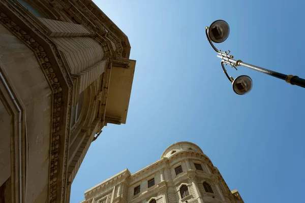アゼルバイジャンのバクー 2023年6月26日 バクーの裏通りの複雑な建築と隠された宝石に飛び込みます この一連の写真は すべてのレンガと窓のフレームに刻まれた控えめな優雅さと豊かな歴史をキャプチャします — ストック写真