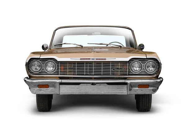土耳其伊兹密尔 2023年6月3日 一个蜂蜜色的1964年雪佛兰Impala工作室拍摄的白色背景 — 图库照片