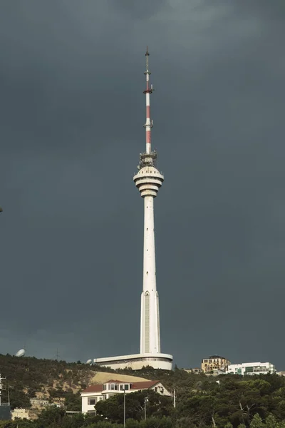 バクー アゼルバイジャン 2023年6月28日 雲に覆われた朝の空の下に背の高い壮大なテレビタワー — ストック写真