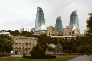 Bakü, Azerbaycan - 28 Haziran 2023: Bakü 'nün zengin tarihi ve modern mucizelerinin bir çerçevede ele geçirilmiş bir karışımı. 