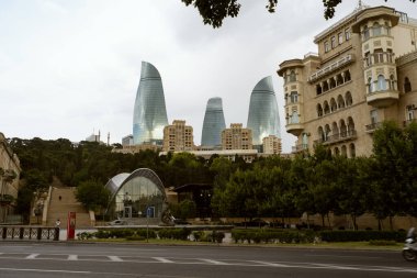 Bakü, Azerbaycan - 28 Haziran 2023: Bakü 'nün zengin tarihi ve modern mucizelerinin bir çerçevede ele geçirilmiş bir karışımı. 