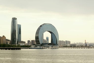 Bakü, Azerbaycan - 28 Haziran 2023: Bakü 'de bulutlu bir günde ikonik Crescent Hotel ve komşu gökdelenleri görüntülemek.