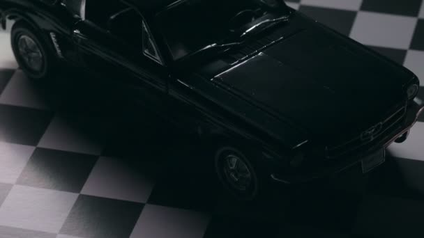 トルコのイズミル 2023年3月13日 神秘的な霧に包まれた古典的な黒いフォードマスタング260を示す視覚的に印象的なビデオ 車両は黒い背景に対してチェッカーフロアに配置され シーンに深さと興味を追加します — ストック動画