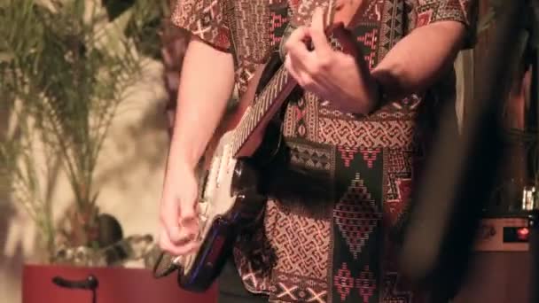 Vidéo Gros Plan Guitariste Jouant Une Guitare Électrique Sur Scène — Video