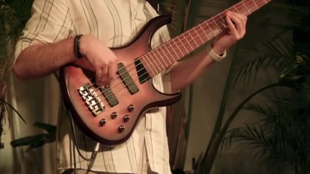 Zbliżenie Wideo Młodego Gitarzysty Basowego Dwudziestce Umiejętnie Grającego Swoim Instrumencie — Wideo stockowe