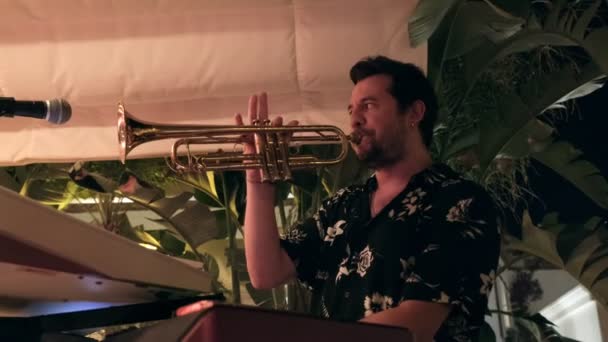 Yaşındaki Bir Adamın Aynı Anda Hem Trompet Hem Org Çaldığı — Stok video