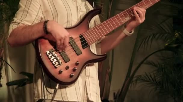 Een Close Video Van Een Jonge Basgitarist Twintig Vakkundig Zijn — Stockvideo