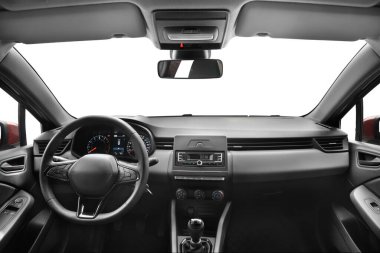 Modern bir yolcu arabasının arka koltuğunun ortasında çekilmiş bir fotoğraf. Direksiyon, vites kolu, ön cam ve ön panel gibi iç mekan özelliklerini gösteriyor.