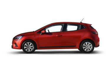 İzmir, Türkiye - 2 Ağustos 2023: 2022 model, kırmızı Renault Clio 5 modelinin lekesiz bir stüdyo çekimi. Fotoğraf, bu zarif ve şık arabanın sol tarafının tamamını yakalıyor.