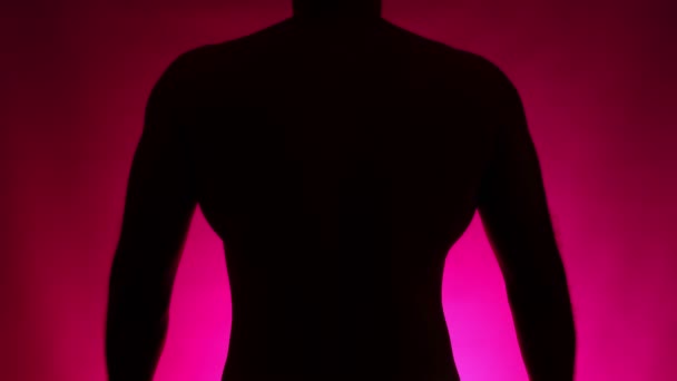 Una Silueta Llamativa Torso Masculino Musculoso Natural Levanta Contra Telón — Vídeos de Stock