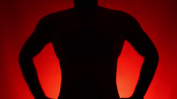 Una Silueta Llamativa Torso Masculino Musculoso Natural Levanta Contra Telón — Vídeo de stock