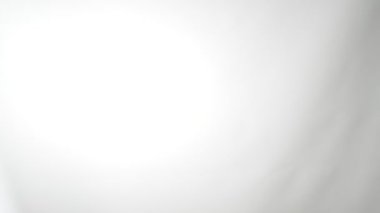 Bu görüntü ya da video meydan okumanın ya da hayal kırıklığının tek bir cesur ifadesini yakalar. Sol elin temiz, beyaz bir arka plana doğru orta parmağını kaldırışını izleyin. Açık ve net bir jest.