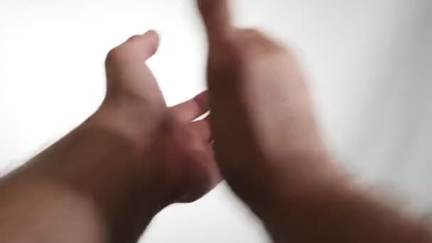 Video Saf Beyaz Bir Arkaplana Karşı Bir Çift Elin Alkışlamasını — Stok video