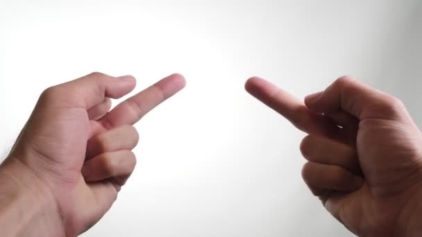 両手が同時に清潔で白い背景に対して中指を上げるのを見てください スタークで曖昧なジェスチャー — ストック動画
