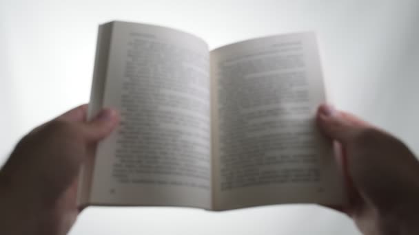 Читання Книги Білому Тлі Книга Дезорієнтована — стокове відео