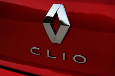 İzmir, Türkiye - 2 Ağustos 2023: Kırmızı bir Renault Clio 'nun bagajındaki logonun yakın plan çekimi, karmaşık ayrıntıları ve marka kimliğini yakaladı.