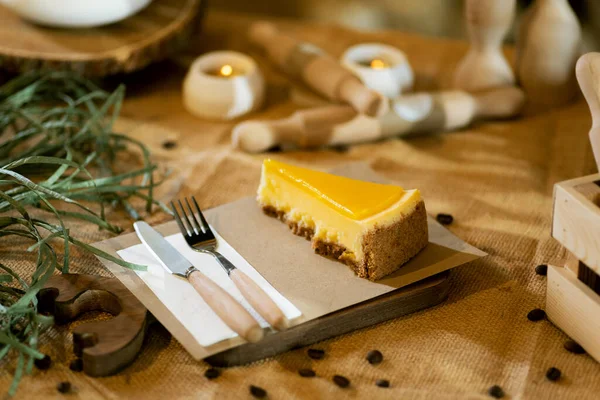 Une Tranche Gâteau Fromage Orange Est Assise Sur Une Planche — Photo
