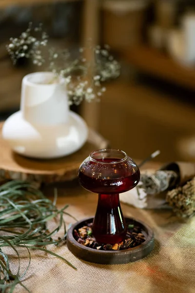 冬天的茶放在杯状的杯子里 放在烛光下温暖而迷人的气氛中 出现在一个木制桌子上 桌布质地柔软 度过了一个舒适的冬日 — 图库照片