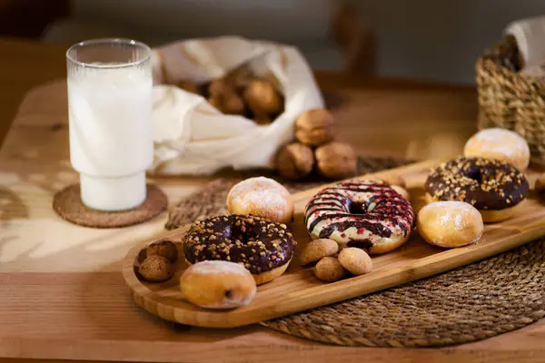Wooden Plate Three Donuts Chocolate Stuffed Cookies Small Biscuits Beckon — Stock Photo, Image