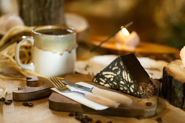 Ciasto Mozaikowe Kawa Podawane Osnowie Drewnianymi Sztućcami Deską Wzmocniona Przez — Zdjęcie stockowe